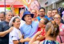 David Almeida recebe apoio da população durante visita à tradicional feira da Eduardo Ribeiro