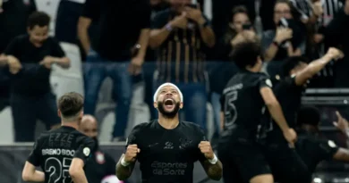 Depay brilha e Corinthians vence para ficar perto da Pré-Libertadores