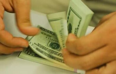 Dólar:moeda fecha o último pregão em queda