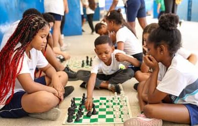 Governo de SP pretende dividir escolas com mais mil alunos