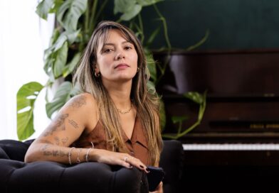 De Cruzeiro do Sul para o mundo: jornalista e escritora independente Indira Queiroz alcança o Top 1 na Amazon e anuncia criação de ONG para acolher crianças vítimas de abuso