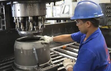 Juros altos dificultam crescimento da indústria e reduzem renda das famílias