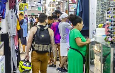 Confiança do Consumidor volta a cair após quatro meses de alta, mostra FGV IBRE