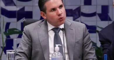 Motta convoca reunião de líderes para votar PL do fim da escala 6×1