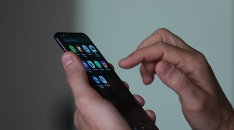 Uso de celulares nas escolas divide gestores
