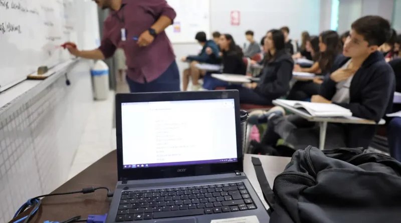 Brasília (DF), 24/10/2024 - Professor do colégio Galois, Samuel Rbeiro Costa, em sala de aula com alunos na preparação nos últimos dias antes da prova do Enem 2024. Foto: José Cruz/Agência Brasil