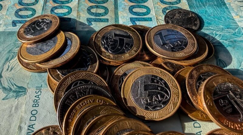 10/07/2026 - Brasília - dinheiro, moeda, real, reais, cédula, cédulas, nota, notas, moeda brasileira, dinheiro brasileiro, inflação, inflação alta, deflação, economia, economia brasileira, mercado, mercado financeiro, finanças, finanças pessoais, orçamento, orçamento doméstico, renda, renda familiar, salário, salário mínimo, remuneração, vencimento, pagamento, poder de compra, custo de vida, custo dos alimentos, aumento de preços, alta dos preços, carestia, desvalorização, valorização, perda do poder de compra, crise econômica, recessão, crescimento econômico, consumo, consumidor, compras, supermercado, cesta básica, despesas, gastos, contas, contas a pagar, boletos, dívida, dívidas, endividamento, inadimplência, poupança, economia doméstica, investimento, investimentos, aplicações financeiras, juros, taxa de juros, taxa Selic, Banco Central, crédito, empréstimo, financiamento, cartão de crédito, débito, PIX, transferência bancária, banco, instituição financeira, orçamento familiar, planejamento financeiro, reserva de emergência, patrimônio, riqueza, patrimônio líquido, capital, capital financeiro, lucro, prejuízo, receita, despesa, balanço financeiro, impostos, tributos, tributação, imposto de renda, arrecadação, arrecadação fiscal, carga tributária, imposto, taxa, tarifas, câmbio, dólar, euro, cotação, câmbio flutuante, desvalorização cambial, valorização cambial, moeda estrangeira, inflação acumulada, índice de preços, IPCA, INPC, IGP-M, poder aquisitivo, renda per capita, desenvolvimento econômico, estabilidade econômica, política monetária, política fiscal, oferta, demanda, produtividade, consumo consciente, educação financeira, planejamento financeiro, equilíbrio financeiro, independência financeira, riqueza, prosperidade, orçamento público, gastos públicos, contas públicas, déficit, superávit, tesouro nacional, moeda forte, moeda fraca, liquidez, circulação de dinheiro, s