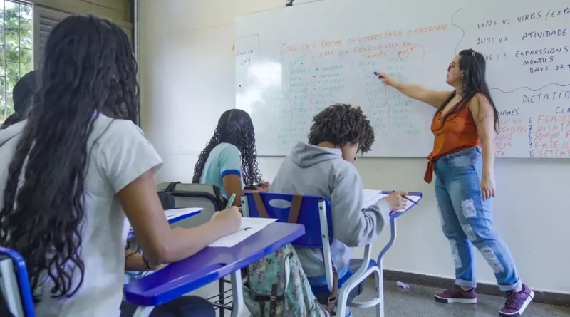 Brasília (DF), 25/06/2026 – Alunos do ensino médio do CED 16, na Ceilândia, aproveitam o segundo semestre letivo para intensificar a preparação em sala de aula visando o Exame Nacional do Ensino Médio (Enem), vestibulares, Programa de Avaliação Seriada (PAS/UnB) e outros processos seletivos de ingresso no ensino superior Foto: Rafa Neddermeyer/Agência Brasil