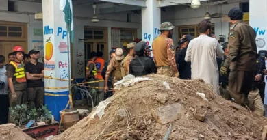 Soldados do Exército e socorristas em escola cujo teto desabou em Peshawar, no Paquistão 15 de outubro de 2026 Foto tirada com um celular. REUTERS