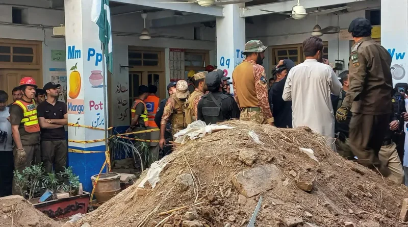 Soldados do Exército e socorristas em escola cujo teto desabou em Peshawar, no Paquistão 15 de outubro de 2026 Foto tirada com um celular. REUTERS