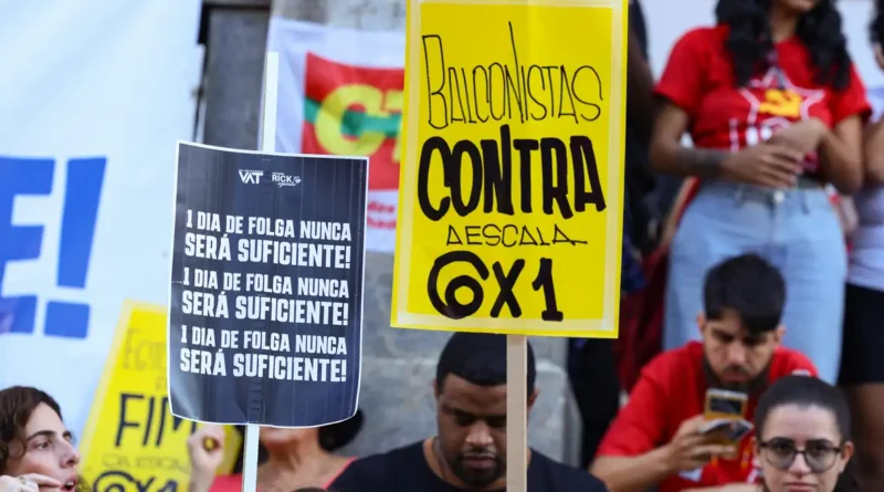 Rio de Janeiro (RJ), 01/05/2025 – Ato do Dia do Trabalhador pede o fim da escala 6x1 e melhores condições de trabalho e renda, na Cinelândia, no centro da capital fluminense. Foto: Tomaz Silva/Agência Brasil