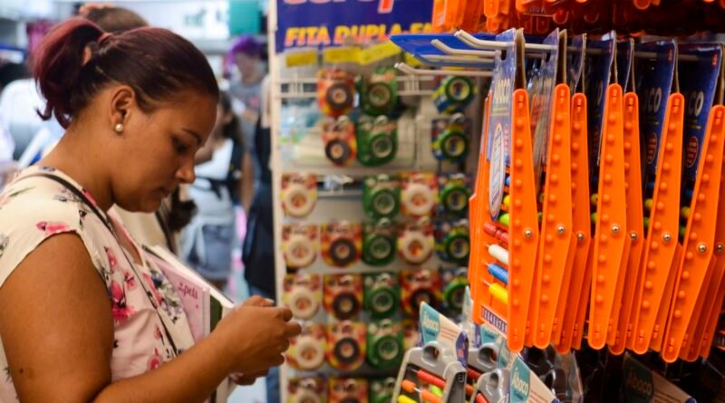 Venda a varejo de material escolar em lojas da 25 de Março, região central.