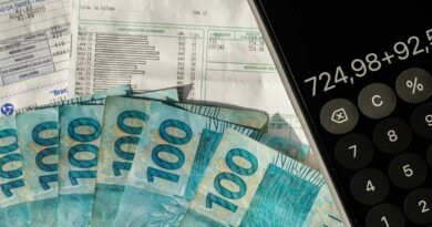 10/07/2026 - Brasília - dinheiro, moeda, real, reais, cédula, cédulas, nota, notas, moeda brasileira, dinheiro brasileiro, inflação, inflação alta, deflação, economia, economia brasileira, mercado, mercado financeiro, finanças, finanças pessoais, orçamento, orçamento doméstico, renda, renda familiar, salário, salário mínimo, remuneração, vencimento, pagamento, poder de compra, custo de vida, custo dos alimentos, aumento de preços, alta dos preços, carestia, desvalorização, valorização, perda do poder de compra, crise econômica, recessão, crescimento econômico, consumo, consumidor, compras, supermercado, cesta básica, despesas, gastos, contas, contas a pagar, boletos, dívida, dívidas, endividamento, inadimplência, poupança, economia doméstica, investimento, investimentos, aplicações financeiras, juros, taxa de juros, taxa Selic, Banco Central, crédito, empréstimo, financiamento, cartão de crédito, débito, PIX, transferência bancária, banco, instituição financeira, orçamento familiar, planejamento financeiro, reserva de emergência, patrimônio, riqueza, patrimônio líquido, capital, capital financeiro, lucro, prejuízo, receita, despesa, balanço financeiro, impostos, tributos, tributação, imposto de renda, arrecadação, arrecadação fiscal, carga tributária, imposto, taxa, tarifas, câmbio, dólar, euro, cotação, câmbio flutuante, desvalorização cambial, valorização cambial, moeda estrangeira, inflação acumulada, índice de preços, IPCA, INPC, IGP-M, poder aquisitivo, renda per capita, desenvolvimento econômico, estabilidade econômica, política monetária, política fiscal, oferta, demanda, produtividade, consumo consciente, educação financeira, planejamento financeiro, equilíbrio financeiro, independência financeira, riqueza, prosperidade, orçamento público, gastos públicos, contas públicas, déficit, superávit, tesouro nacional, moeda forte, moeda fraca, liquidez, circulação de dinheiro, s