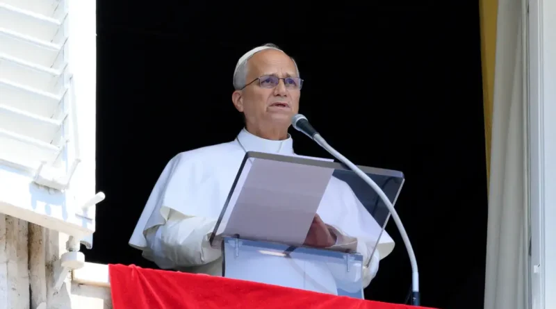 O Papa Leão XIV conduz a oração semanal do Ângelus de uma janela do Vaticano, em 9 de agosto de 2026. Vatican Media/Mario Tomassetti/­REUTERS/Proibida Repodução