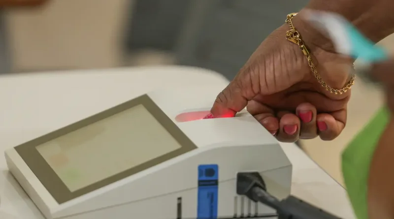 Brasília (DF), 04/10/2026 - Eleitores comparecem às seções eleitorais na manhã deste domingo para participar do primeiro turno das Eleições 2026. As imagens mostram o momento da votação nas salas onde estão instaladas as urnas eletrônicas. Foto: Joédson Alves/Agência Brasil