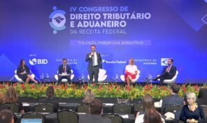 14/10/2026 - O ministro da Fazenda Dario Durigan na abertura do 4º Congresso de Direito Tributário e Aduaneiro. Foto: PrintScreen/ Receita Federal/ Youtube