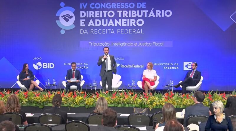 14/10/2026 - O ministro da Fazenda Dario Durigan na abertura do 4º Congresso de Direito Tributário e Aduaneiro. Foto: PrintScreen/ Receita Federal/ Youtube