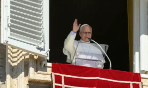 O Papa Leão conduz a oração do Angelus da janela do Palácio Apostólico, no Vaticano, em 11 de outubro de 2026. Vatican Media/Elisabetta Trevisan/­Imagem cedida pela REUTERS