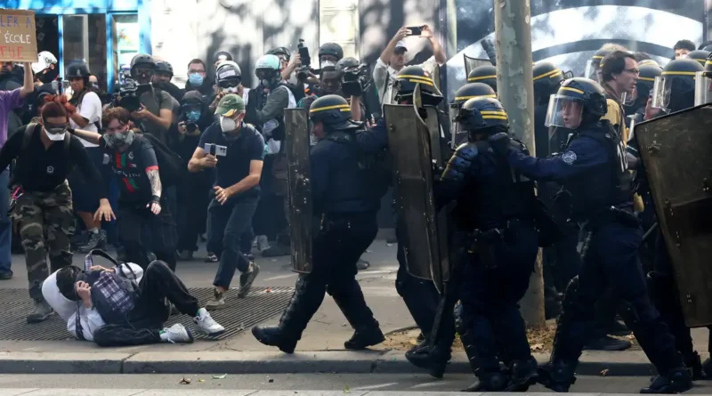 French CRS riot police charge amid clashes with protesters during a demonstration by high school and university students, supported by teachers' union and school parents, in Paris as part of a nationwide day of demonstrations and blockades, voicing anger over overcrowded classrooms, teacher shortages and dilapidated school buildings, which students blame on years of underinvestment, France, October 6, 2026. REUTERS/Yves Herman