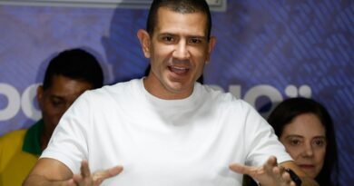 Rio de Janeiro (RJ), 08/10/2026 – O candidato ao governo do Estado Douglas Ruas (PL) faz pronunciamento após decisão TSE e aguarda retotalização dos votos do 1° turno que o declararia eleito. Foto: Fernando Frazão/Agência Brasil