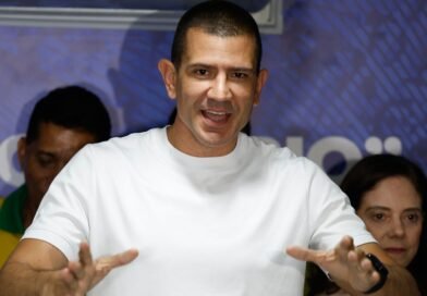Rio de Janeiro (RJ), 08/10/2026 – O candidato ao governo do Estado Douglas Ruas (PL) faz pronunciamento após decisão TSE e aguarda retotalização dos votos do 1° turno que o declararia eleito. Foto: Fernando Frazão/Agência Brasil