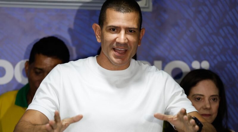 Rio de Janeiro (RJ), 08/10/2026 – O candidato ao governo do Estado Douglas Ruas (PL) faz pronunciamento após decisão TSE e aguarda retotalização dos votos do 1° turno que o declararia eleito. Foto: Fernando Frazão/Agência Brasil