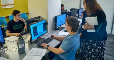 July 14, 2026, Palm Desert, California, USA: Dana Sanchez of Coachella Valley High School works with students during the Air & Space Forces Association Palm Springs Chapter 134 Summer Cyber Camp at the College of the Desert Information Technology Center. The week-long program introduces high school students to cybersecurity, computer networking, coding, artificial intelligence, and cyber defense through hands-on instruction from educators, industry professionals, and AFA volunteers. (Credit Image: © Ian L. Sitren/ZUMA Press Wire) Uso de inteligência artificial em sala de aula