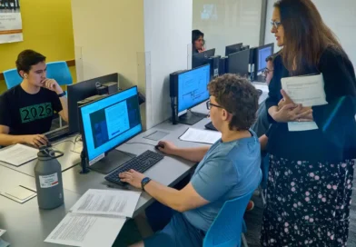 July 14, 2026, Palm Desert, California, USA: Dana Sanchez of Coachella Valley High School works with students during the Air & Space Forces Association Palm Springs Chapter 134 Summer Cyber Camp at the College of the Desert Information Technology Center. The week-long program introduces high school students to cybersecurity, computer networking, coding, artificial intelligence, and cyber defense through hands-on instruction from educators, industry professionals, and AFA volunteers. (Credit Image: © Ian L. Sitren/ZUMA Press Wire) Uso de inteligência artificial em sala de aula