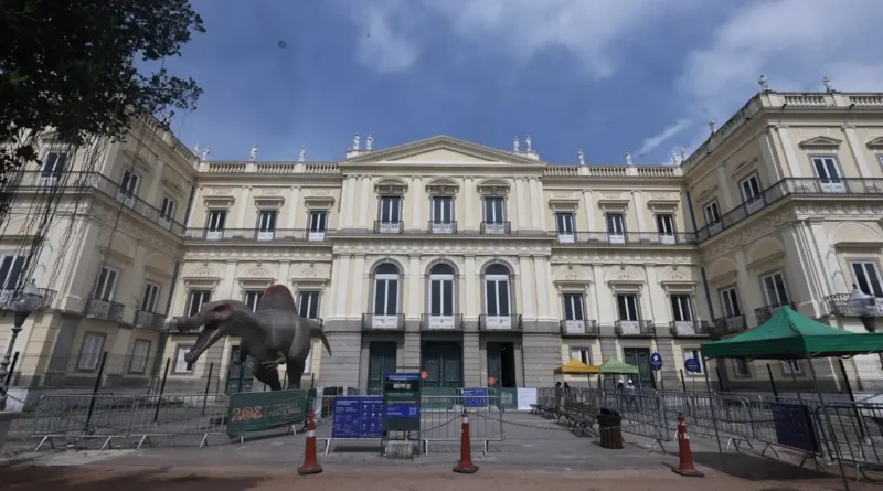 Rio de Janeiro (RJ), 15/10/2026 - O ministro da Educação, Leonardo Barchini, anunciou, o investimento de R$ 10 milhões para dar continuidade aos trabalhos de recuperação do Museu Nacional da Universidade Federal do Rio de Janeiro (UFRJ), que passou por um grande incêndio em 2018. Foto: Bruna Araújo/MEC