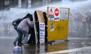 Protesto contra Milei termina em confrontos na Argentina Buenos Aires, Argentina, October 15, 2026. REUTERS/Pedro Lazaro Fernandez