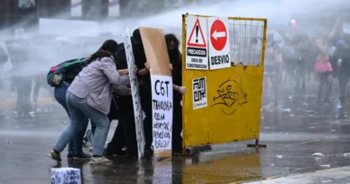 Protesto contra Milei termina em confrontos na Argentina Buenos Aires, Argentina, October 15, 2026. REUTERS/Pedro Lazaro Fernandez