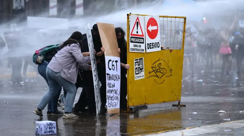 Protesto contra Milei termina em confrontos na Argentina Buenos Aires, Argentina, October 15, 2026. REUTERS/Pedro Lazaro Fernandez