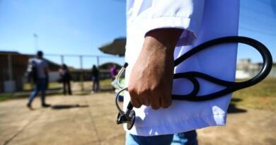 Médicos chegam ao local de prova para a segunda etapa do Exame Nacional de Revalidação de Diplomas Médicos Expedidos por Instituição de Educação Superior Estrangeira (Revalida) 2020, em Brasília.