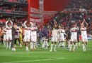 Soccer Football - Copa Libertadores - Semi Final - First Leg - Estudiantes de La Plata v Flamengo - Estadio Jorge Luis Hirschi, La Plata, Argentina - October 15, 2026 Flamengo's Alex Sandro, Lucas Tolentino and teammates acknowledge fans after the match REUTERS/Agustin Marcarian/Proibida reprodução