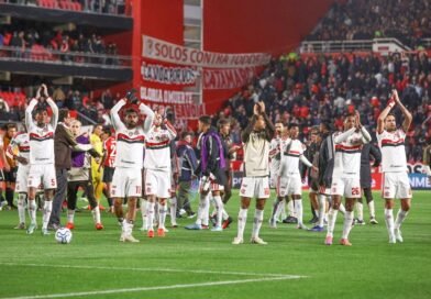 Soccer Football - Copa Libertadores - Semi Final - First Leg - Estudiantes de La Plata v Flamengo - Estadio Jorge Luis Hirschi, La Plata, Argentina - October 15, 2026 Flamengo's Alex Sandro, Lucas Tolentino and teammates acknowledge fans after the match REUTERS/Agustin Marcarian/Proibida reprodução