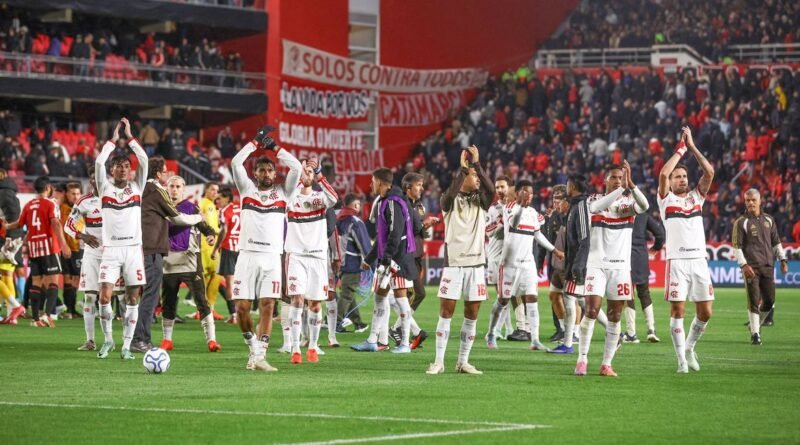 Soccer Football - Copa Libertadores - Semi Final - First Leg - Estudiantes de La Plata v Flamengo - Estadio Jorge Luis Hirschi, La Plata, Argentina - October 15, 2026 Flamengo's Alex Sandro, Lucas Tolentino and teammates acknowledge fans after the match REUTERS/Agustin Marcarian/Proibida reprodução