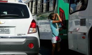 Trabalho infantil. young man is seen doing child labor salvador, bahia / brazil - january 23, 2015: Girl looking 12 years old is seen selling mineral water amidst vehicles that drive along Avenida ACM in Salvador BA, an image that refers to child labor. SALVADOR BAHIA BRASIL Copyright: xJoaxSouzax 230115JOA44Z No Use Switzerland. No Use Germany. No Use Austria