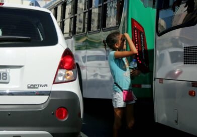 Trabalho infantil. young man is seen doing child labor salvador, bahia / brazil - january 23, 2015: Girl looking 12 years old is seen selling mineral water amidst vehicles that drive along Avenida ACM in Salvador BA, an image that refers to child labor. SALVADOR BAHIA BRASIL Copyright: xJoaxSouzax 230115JOA44Z No Use Switzerland. No Use Germany. No Use Austria