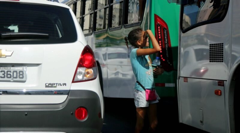 Trabalho infantil. young man is seen doing child labor salvador, bahia / brazil - january 23, 2015: Girl looking 12 years old is seen selling mineral water amidst vehicles that drive along Avenida ACM in Salvador BA, an image that refers to child labor. SALVADOR BAHIA BRASIL Copyright: xJoaxSouzax 230115JOA44Z No Use Switzerland. No Use Germany. No Use Austria