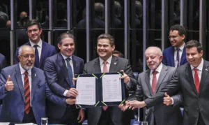Brasília (DF), 16/10/2026 - Da esuqerda para diretita, Senador, Paulo Paim, presidente da Câmara dos deputados, Hugo Motta, presidente do Senado, Davi Alcolumbre, Presidente Luiz Inácio Lula da Silva e o deputado, Carlos Veras, promulgam a proposta de Emenda à Constituição (PEC 221), que acaba com a escala um dia de descanso a cada seis de trabalho no país, a escala 6x1. Foto: Lula Marques/Agência Brasil