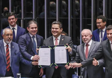 Brasília (DF), 16/10/2026 - Da esuqerda para diretita, Senador, Paulo Paim, presidente da Câmara dos deputados, Hugo Motta, presidente do Senado, Davi Alcolumbre, Presidente Luiz Inácio Lula da Silva e o deputado, Carlos Veras, promulgam a proposta de Emenda à Constituição (PEC 221), que acaba com a escala um dia de descanso a cada seis de trabalho no país, a escala 6x1. Foto: Lula Marques/Agência Brasil