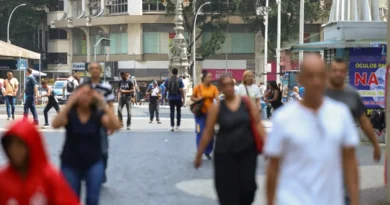 Rio de Janeiro (RJ), 15/10/2026 – Pessoas caminham em rua comercial no centro do Rio de Janeiro Foto: Tomaz Silva/Agência Brasil