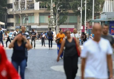 Rio de Janeiro (RJ), 15/10/2026 – Pessoas caminham em rua comercial no centro do Rio de Janeiro Foto: Tomaz Silva/Agência Brasil