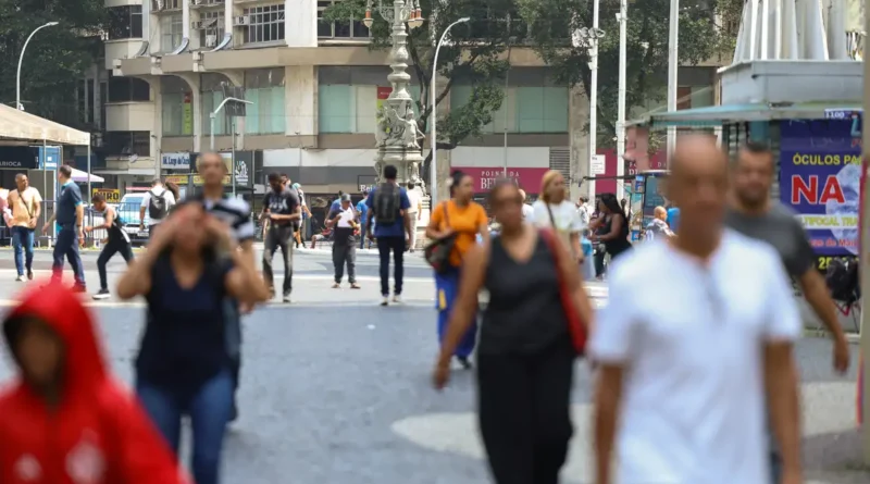 Rio de Janeiro (RJ), 15/10/2026 – Pessoas caminham em rua comercial no centro do Rio de Janeiro Foto: Tomaz Silva/Agência Brasil