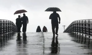 São Paulo (SP), 09/09/2026. - Pessoas na rua durante tarde com muita chuva na região do Ibirapuera. Foto: Paulo Pinto/Agencia Brasil