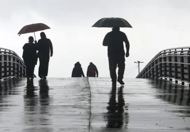 São Paulo (SP), 09/09/2026. - Pessoas na rua durante tarde com muita chuva na região do Ibirapuera. Foto: Paulo Pinto/Agencia Brasil