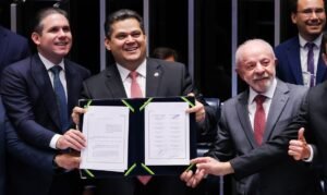 Brasília – DF – 16/10/2026 -O presidente do Senado, Davi Alcolumbre, Presidente da Câmara dos Deputados, Hugo Motta e Presidente, Luiz Inácio Lula da Silva, durante promulgação da Proposta de Emenda à Constituição (PEC 221), que acaba com a escala um dia de descanso a cada seis de trabalho no país, a escala 6x1. Lula Marques/Agência Brasil.