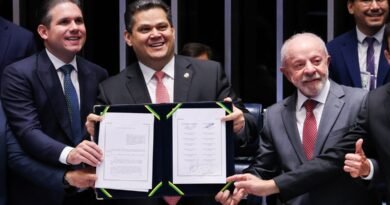Brasília – DF – 16/10/2026 -O presidente do Senado, Davi Alcolumbre, Presidente da Câmara dos Deputados, Hugo Motta e Presidente, Luiz Inácio Lula da Silva, durante promulgação da Proposta de Emenda à Constituição (PEC 221), que acaba com a escala um dia de descanso a cada seis de trabalho no país, a escala 6x1. Lula Marques/Agência Brasil.