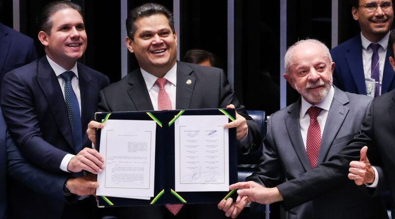 Brasília – DF – 16/10/2026 -O presidente do Senado, Davi Alcolumbre, Presidente da Câmara dos Deputados, Hugo Motta e Presidente, Luiz Inácio Lula da Silva, durante promulgação da Proposta de Emenda à Constituição (PEC 221), que acaba com a escala um dia de descanso a cada seis de trabalho no país, a escala 6x1. Lula Marques/Agência Brasil.
