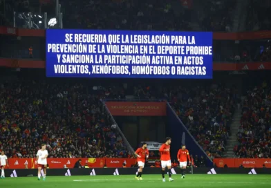 Telão exibe mensagem contra discriminação em jogo Espanha x Egito 31 de março de 2026 REUTERS/Albert Gea